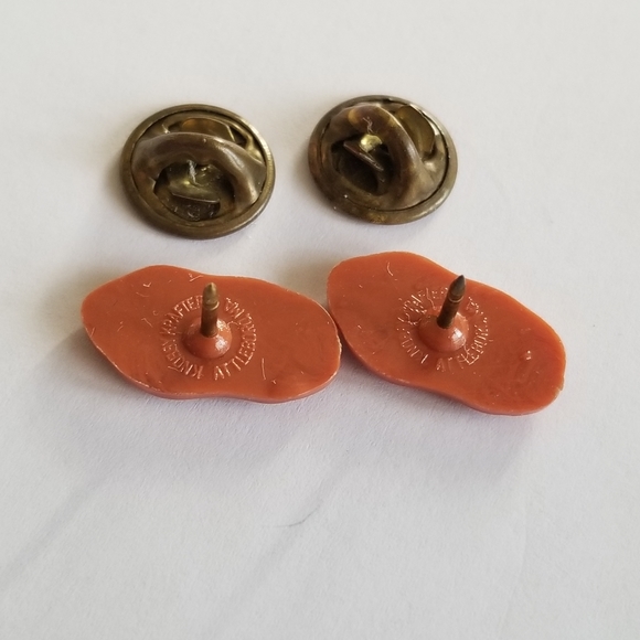 Two vintage Maine potato pins orange plastic tiny lapel brooch vegetable - Picture 4 of 9